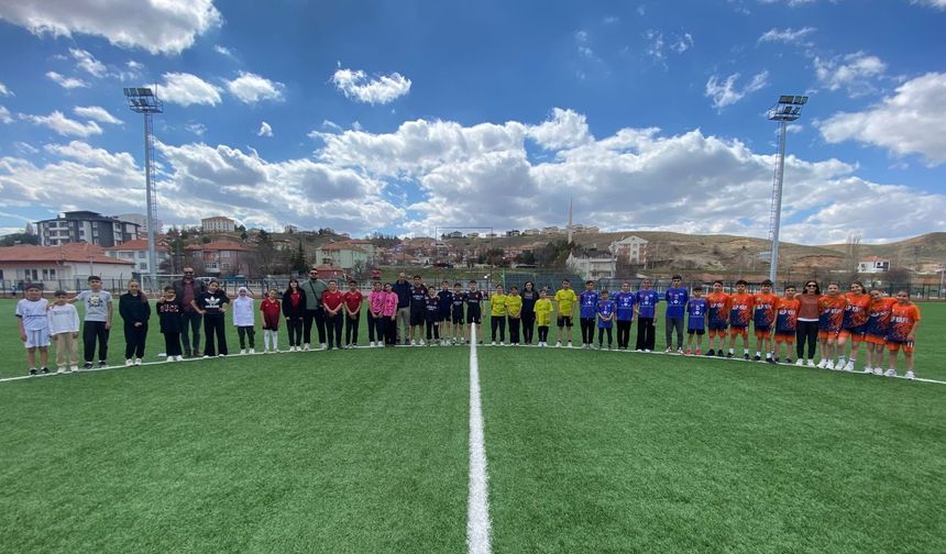 Sarıkaya’da 23 Nisan Turnuvasında Atletizm Heyecanı: Genç Sporcular Madalyaları Topladı