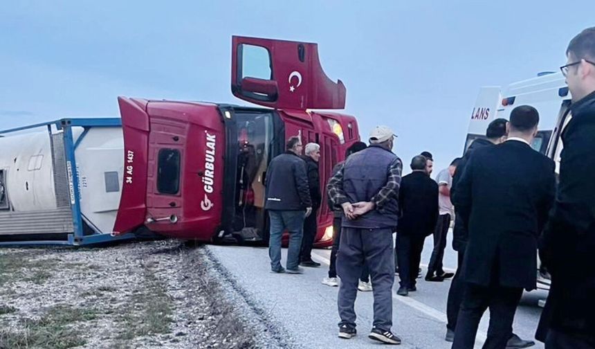 Sorgun’da Tır Kazası: Virajı Alamayan Araç Devrildi, Sürücü Mucize Eseri Kurtuldu