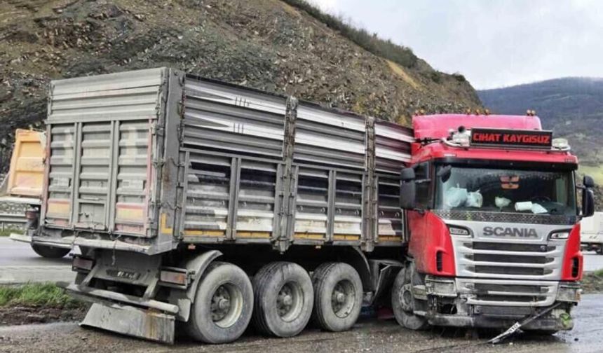 Tır Makasladı: Kaygan Yolda Feci Kaza, Sürücü Yaralandı