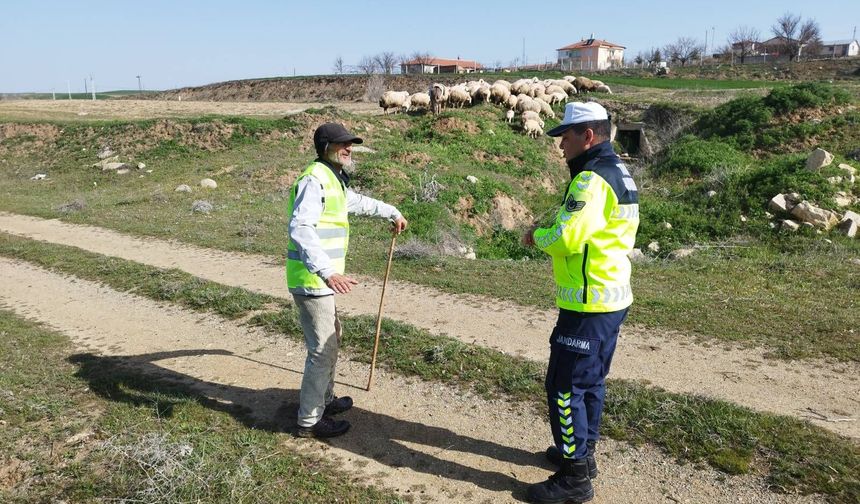 Yozgat’ta “Reflektif Yelek Giy” Kampanyası: Çobanlara Eğitim ve Yelek Dağıtımı