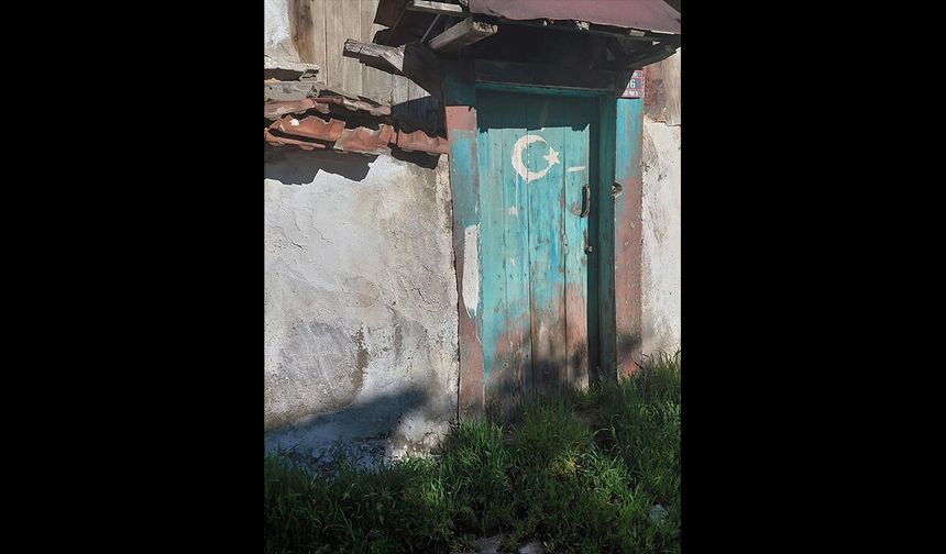 Yozgat’ın Yeşil Kapılı Evi: Anadolu Sokaklarında Zamana Direnen Sessiz Bir Hikâye