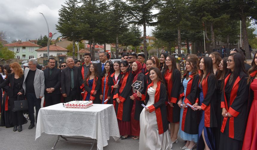 Mezuniyet sevinci yaşadılar