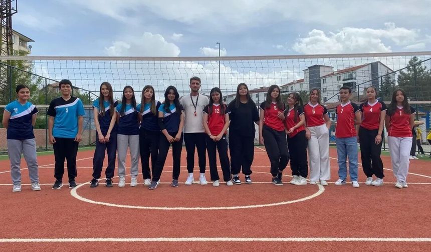 Şefaatli Fatih Ortaokulu’nda Voleybol Heyecanı Sona Erdi: Şampiyonlar Belli Oldu