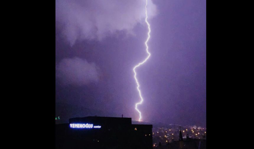 Yozgat’ta Geceyi Şimşekler Aydınlattı