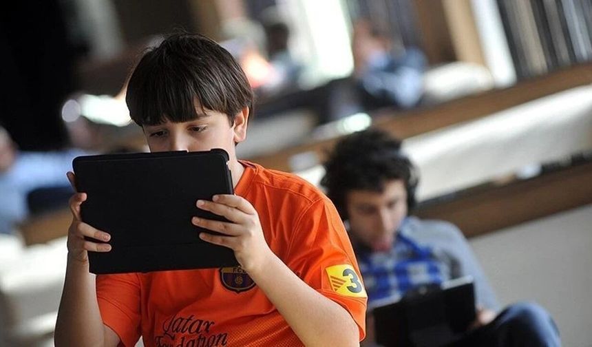 Azerbaycan’da Çocukların Dijital Ekran Kullanımı Artıyor: 10-17 Yaş Grubunda Akıllı Telefon Kullanımı Yüzde 89’a Ulaştı