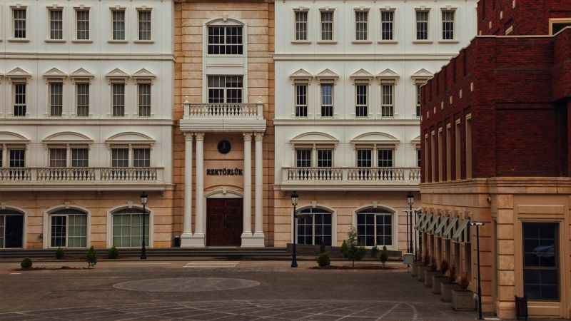 <p><span>Eğitim kurumunun duvarları, sanat eserleri ve performanslarla süslü, her köşesi ayrı bir hikaye anlatıyor.</span></p>