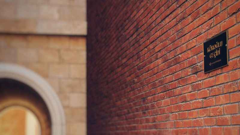 <p><span>Üniversite alanı, sanatsal faaliyetlerin yoğunluğu ve mimari yapısı ile dikkat çekiyor.</span></p>