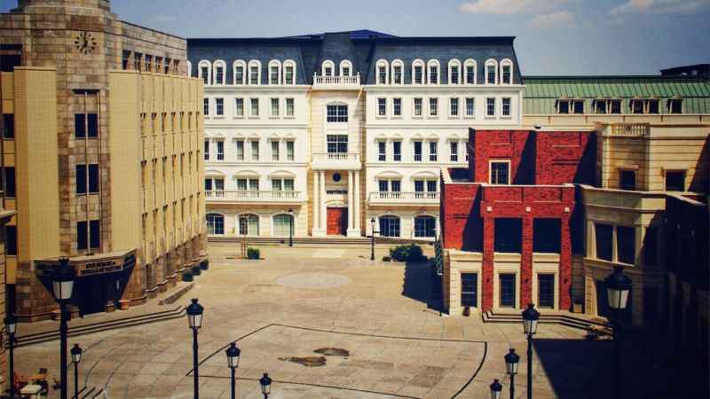 <p><span>Kampüsün duvarları, renkli grafitilerle ve sanat eserleriyle süslü, adeta açık hava galerisi gibi bir atmosfer sunuyor. Buradaki her köşe, sanatın ve yaratıcılığın bir ifadesi olarak karşımıza çıkıyor.</span></p>