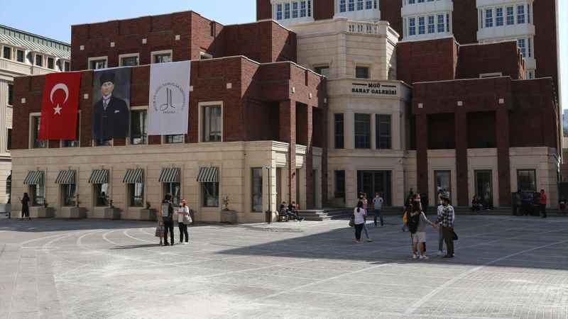 <p>Burası sadece bir eğitim kurumu olmanın ötesinde, kültürel bir kavşak noktası olarak da önem taşıyor. Üniversitenin bulunduğu alan, tarihi dokusuyla dikkat çekerken, modern sanat eserleri ve performansları ile de göz kamaştırıyor.</p>