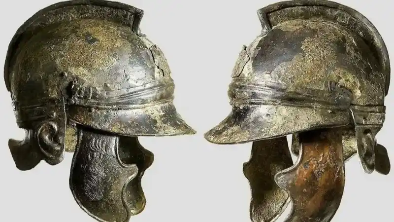 <p>Market Harborough Müzesi'nden Tim Savage, Hallaton kaskıyla ilgili pek çok gizemin olduğunu belirtiyor. Kaskın Hallaton köyü yakınında neden gömüldüğü, Romalılardan mı çalındığı, bir hediye mi olduğu yoksa Roma ordusunda yükselen yerel kabilelerden birinin mi gösteriş için yaptırdığı gibi sorular, kaskın bulunmasıyla birlikte merak uyandırıyor. Romalılar tarafından kullanılan kask, bölgenin geçmişine dair pek çok gizemi beraberinde getiriyor.</p>