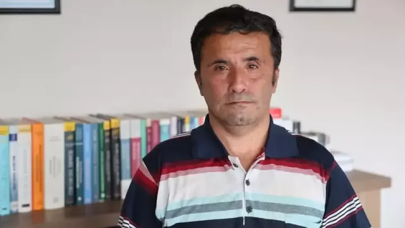 <p>Konya’da çay ocağında çalışan 45 yaşındaki Mustafa Ergin, yanına sürekli gelen arkadaşının 'Benim hesabımda bloke var, gelen parayı senin hesabından çekelim' teklifini kabul etti. Bunun üzerine arkadaşı Ergin’in hesabından belirli günlerde 6 sefer kara para aktarımı yaptı.</p>