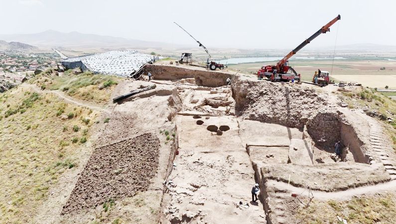 <p>Büklükale'deki kazılar, her yıl yeni keşiflerle Türkiye'nin kültürel mirasına katkıda bulunmaya devam ediyor. Bu keşifler, bölgenin arkeolojik ve tarihi değerini artırarak, Hitit İmparatorluğu'nun bilinmeyen yönlerini gün yüzüne çıkarıyor.</p>