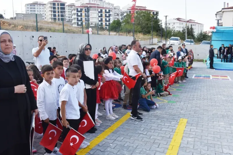 <p>Yozgat’ta İlköğretim Haftası dolayısıyla Cumhuriyet Meydanı’nda çelenk sunma töreni gerçekleştirildi.</p>
