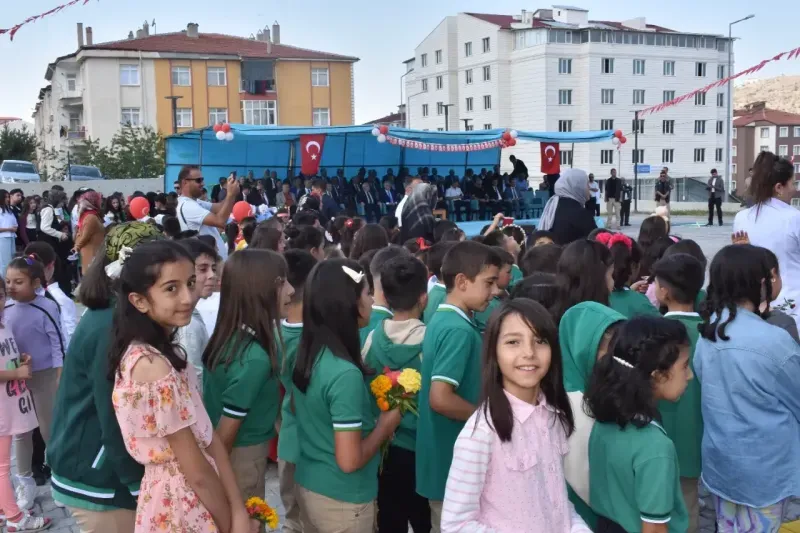 <p>Törenin ardından Yunus Emre İlkokulu’nda düzenlenen kutlama etkinliği ile eğitim yılının resmi açılışı yapıldı.</p>