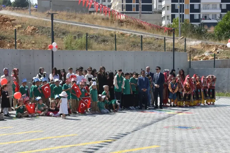 <p>İl Milli Eğitim Müdürü, açılış konuşmasında yeni eğitim öğretim yılının hayırlı olmasını dilerken, öğrencilere başarılar temennisinde bulundu.</p>