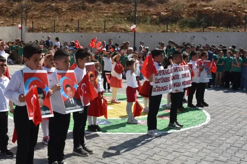 <p>Okulların fiziki altyapısının iyileştirilmesi, yeni eğitim materyallerinin sağlanması ve öğretmenlerin mesleki gelişim programlarına dahil edilmesi gibi adımlar atıldı.</p>