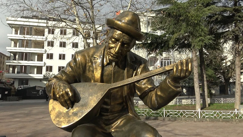 Aşık Veysel'in Sazını Kırdılar! (2)