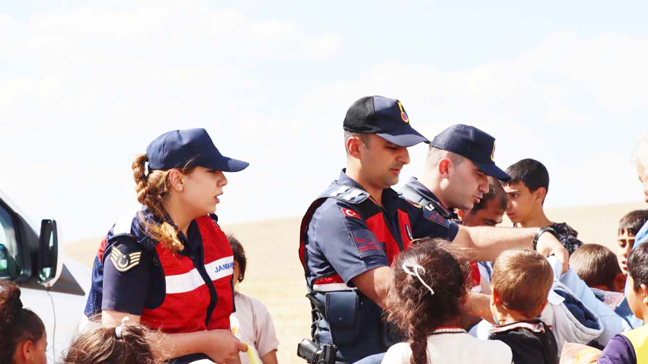 Jandarma Çocuk Hediye (1)