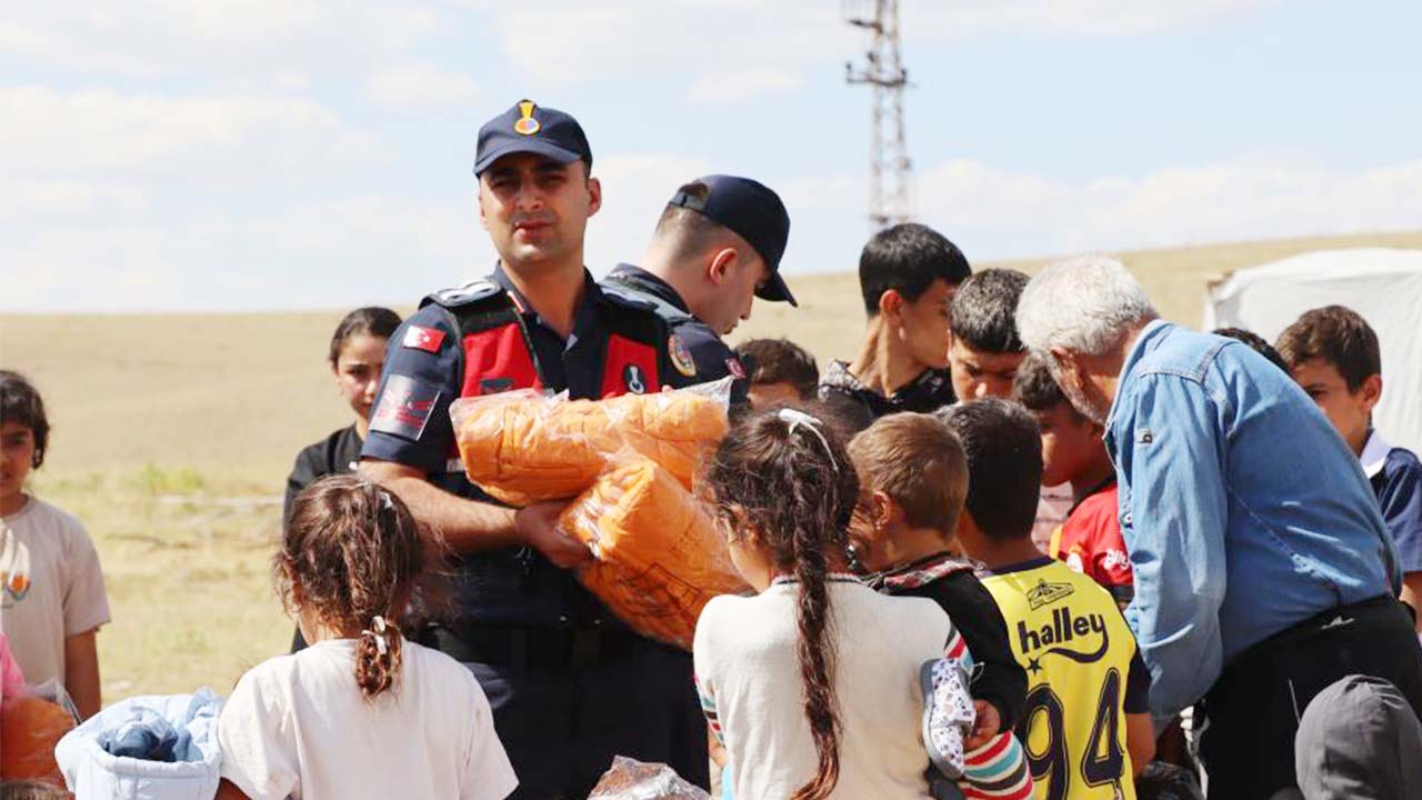 Jandarma Çocuk Hediye (3)