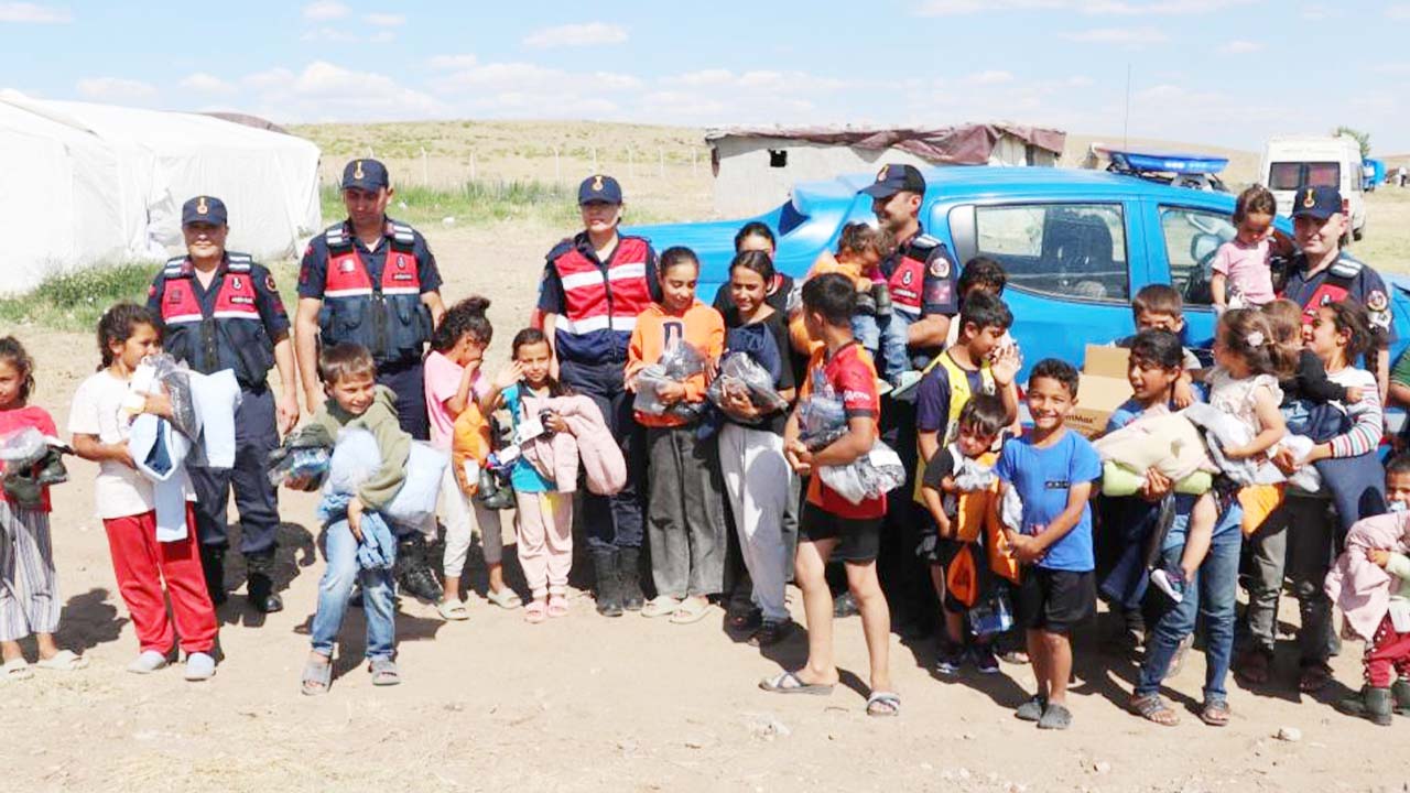 Jandarma Çocuk Hediye (4)