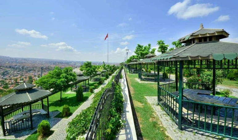 Dev Bayrak Direğiyle Göz Dolduruyor