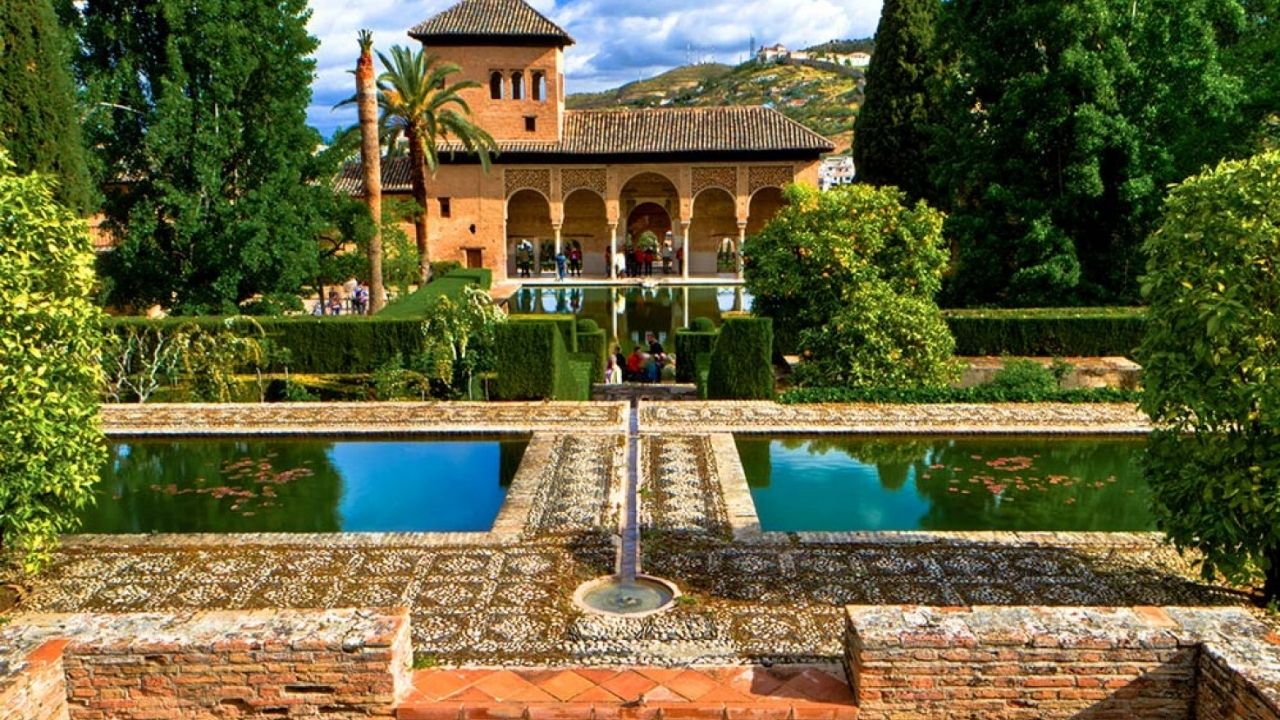 El Hamra Sarayı Nerede