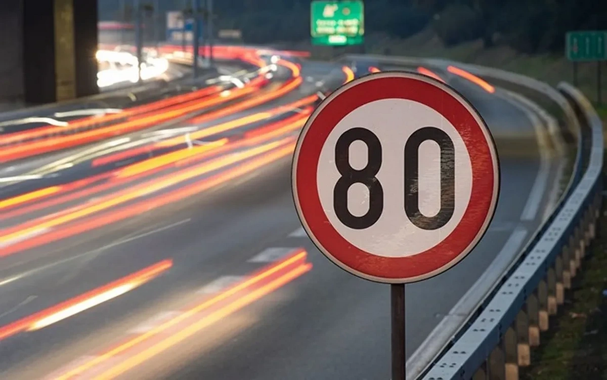 Sürücü Kazandı Hız Tabelaları Kaldırıldı