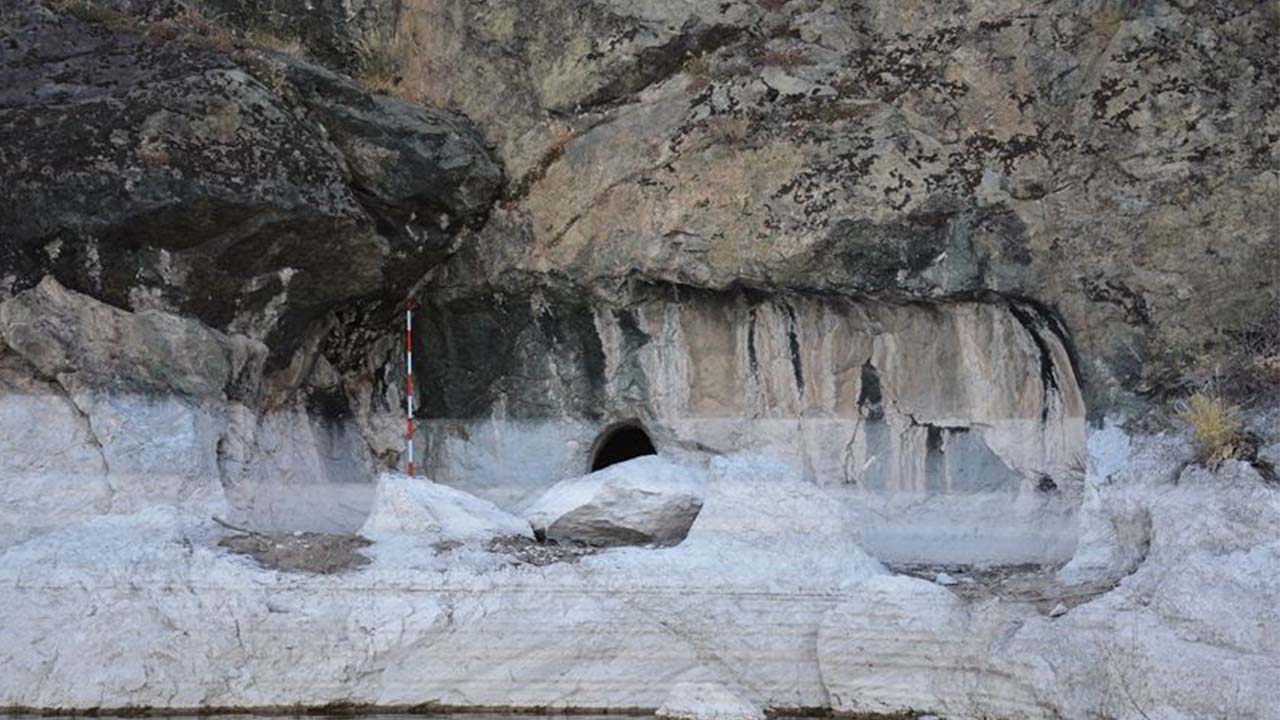 Yaşlıtarla Kaya Mezar (1)