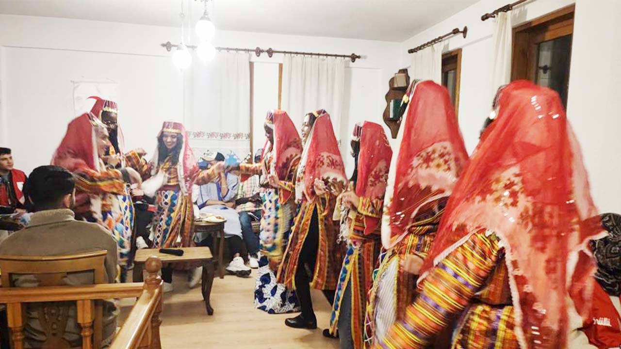 Afrikalı Öğrenciler Halay (5)