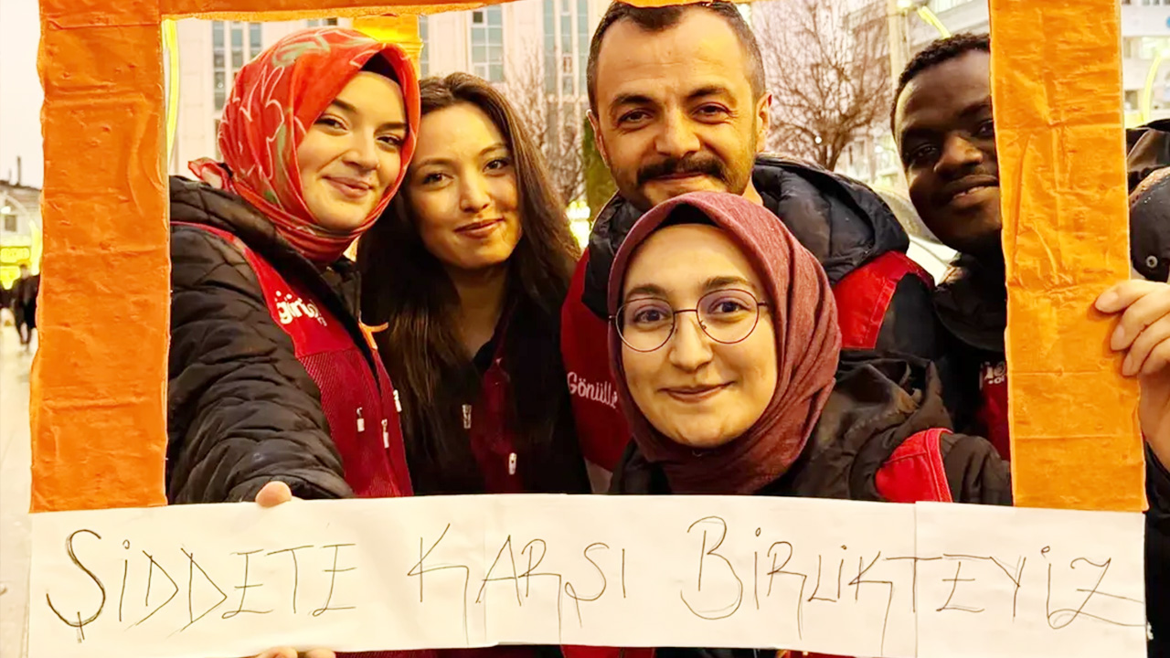 Genç Kızılay Sokakta (2)