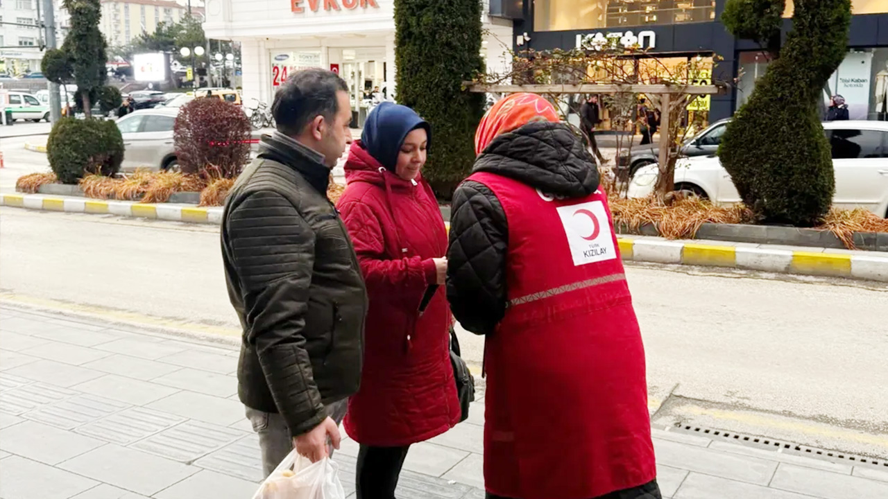 Genç Kızılay Sokakta (6)