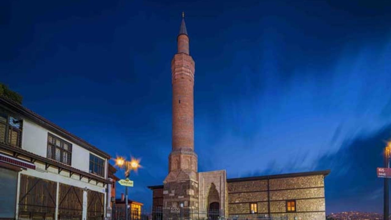 Ankara’nın 800 Yıllık Tarihi Camisi Zamanın İzlerine Direniyor-1