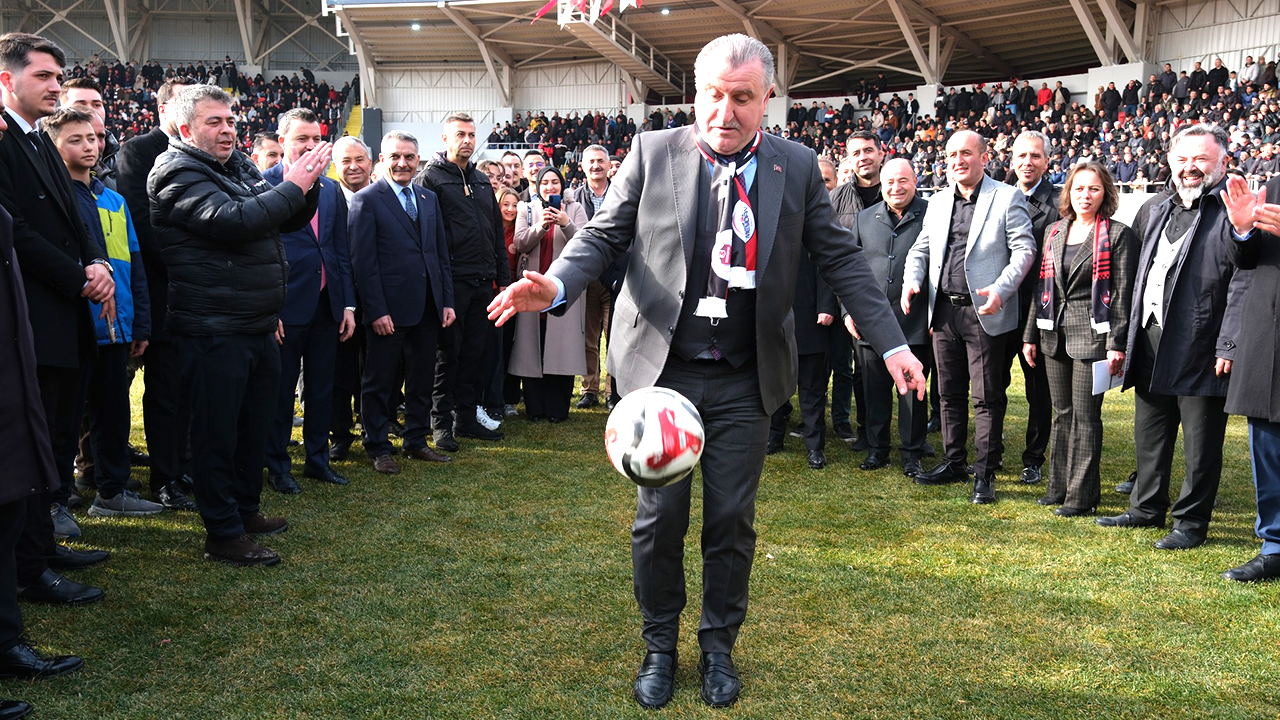 Bakan Bak'a Top Kri̇zi̇ (1)