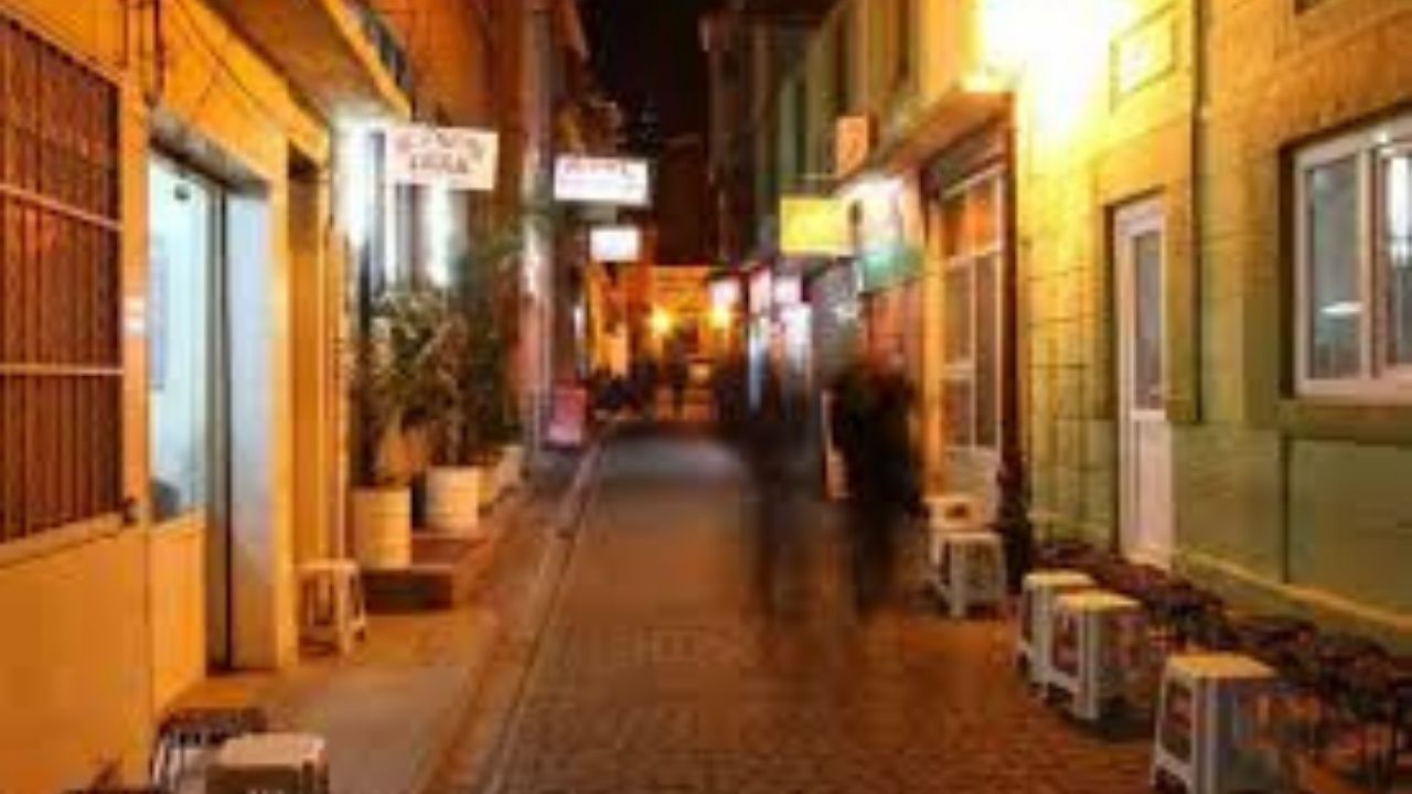 İzmirli Emekliler Günübirlik Otel Odalarında Hayatlarını Sürdürmeye Çalışıyor-1