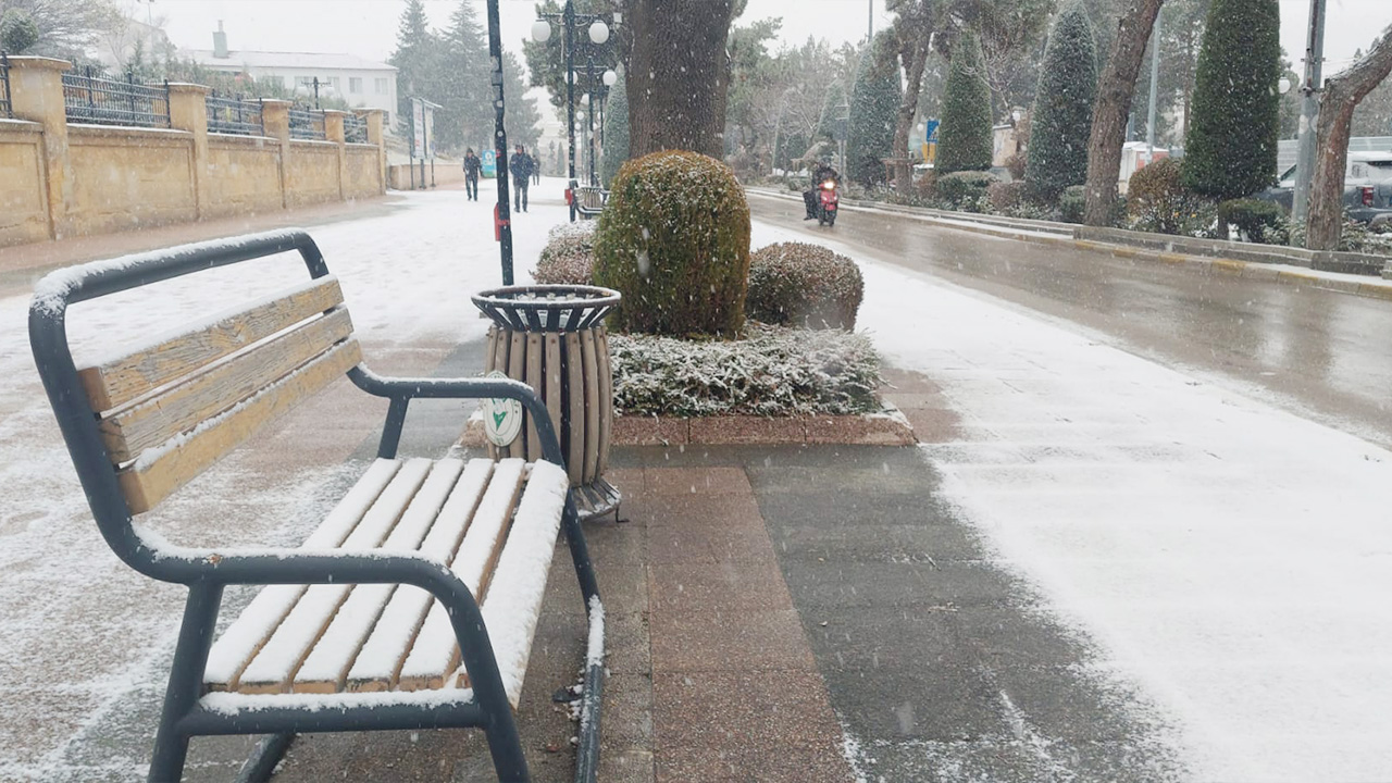 Yozgat’ta hava sıcaklıkları düştü kent beyaza büründü