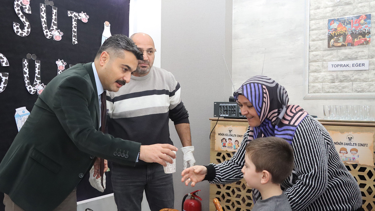 Yozgatli Müdürden Süt Ve Si̇mi̇t Dağitimi (1)