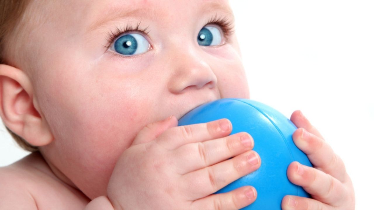 Bebeklerin Her Şeyi Ağızlarına Götürmesinin Altında Ne Var (2)