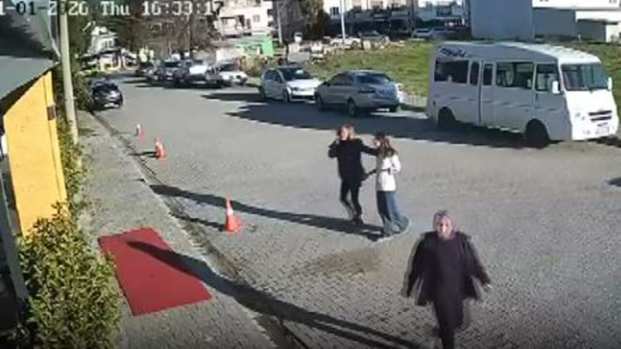 Muglada 35 Buyuklugundeki Deprem Ani Guvenlik Kamerasina Yansidi Edic Cover