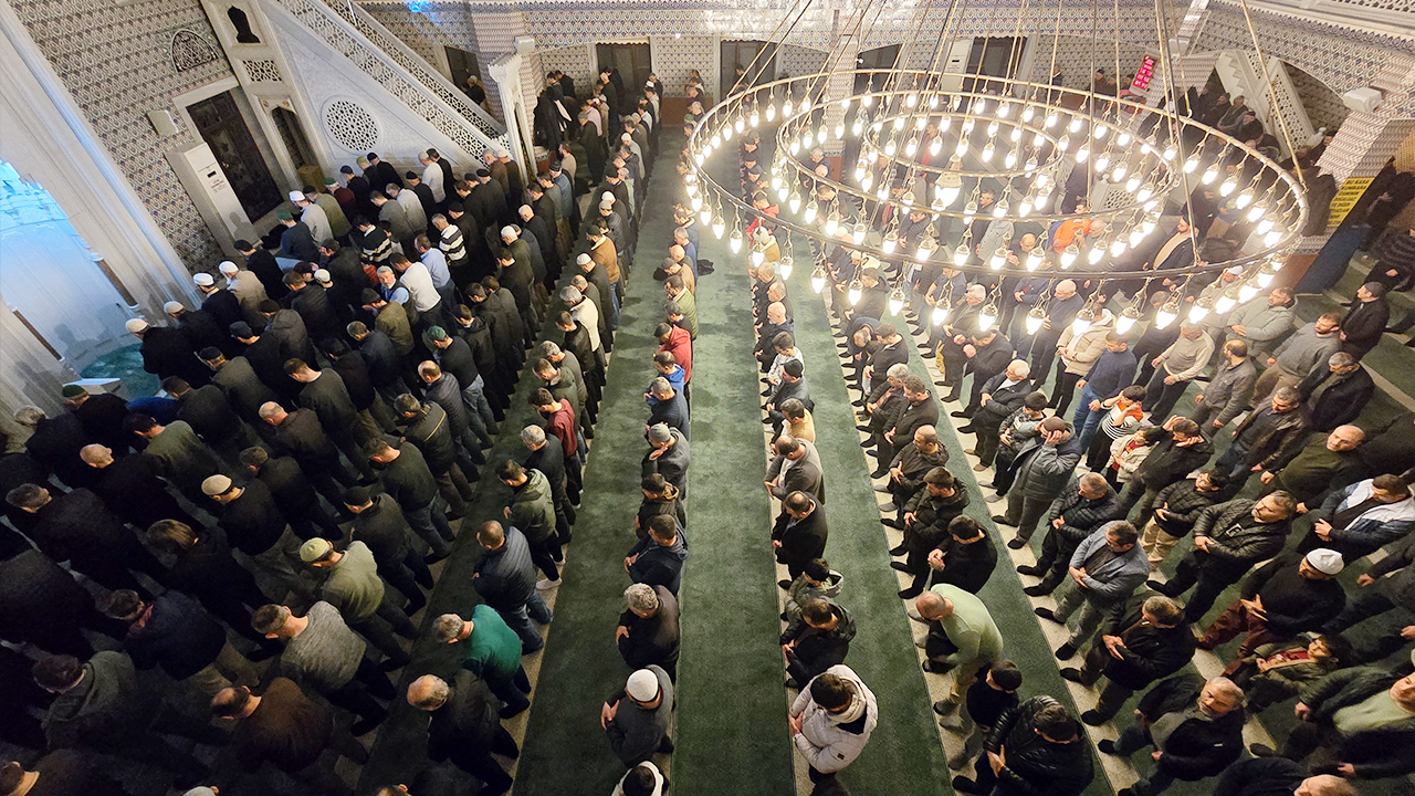 Camiler Doldu Taştı (4)