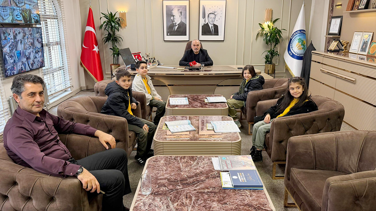 Çocuklar Başkanın Makamında (1)