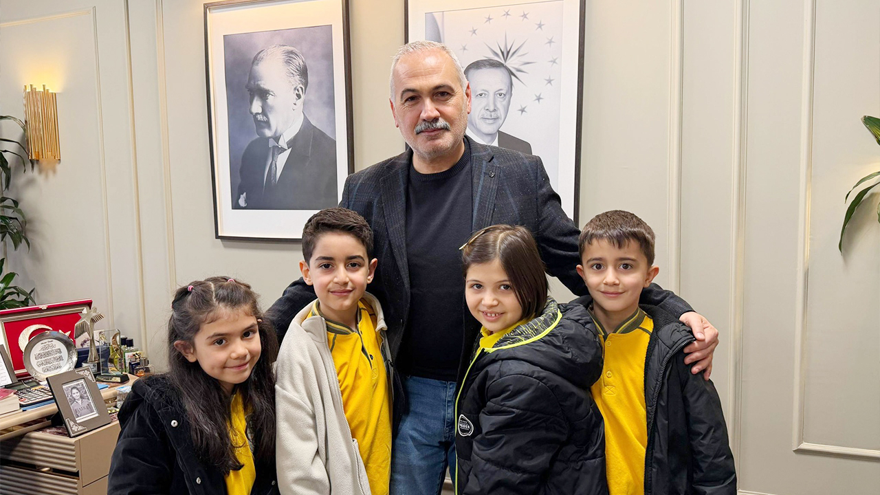 Çocuklar Başkanın Makamında (2)