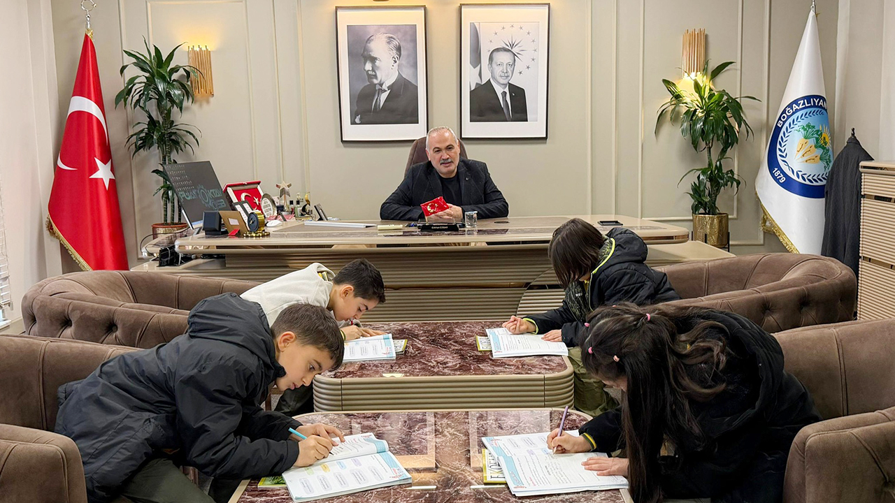 Çocuklar Başkanın Makamında (4)