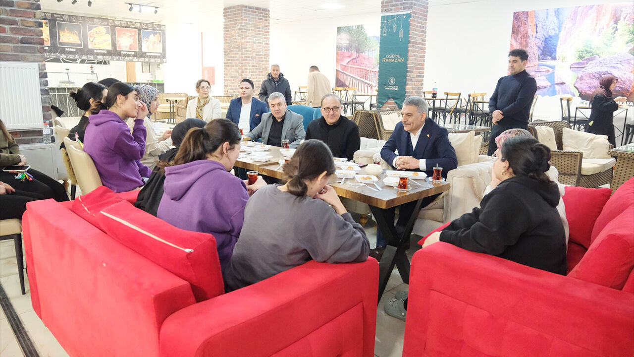Yozgat Valisi Mehmet Ali Özkan, GSB Kınalı Hasan Kız Yurdu’nda Öğrencilerle İftarda Buluştu