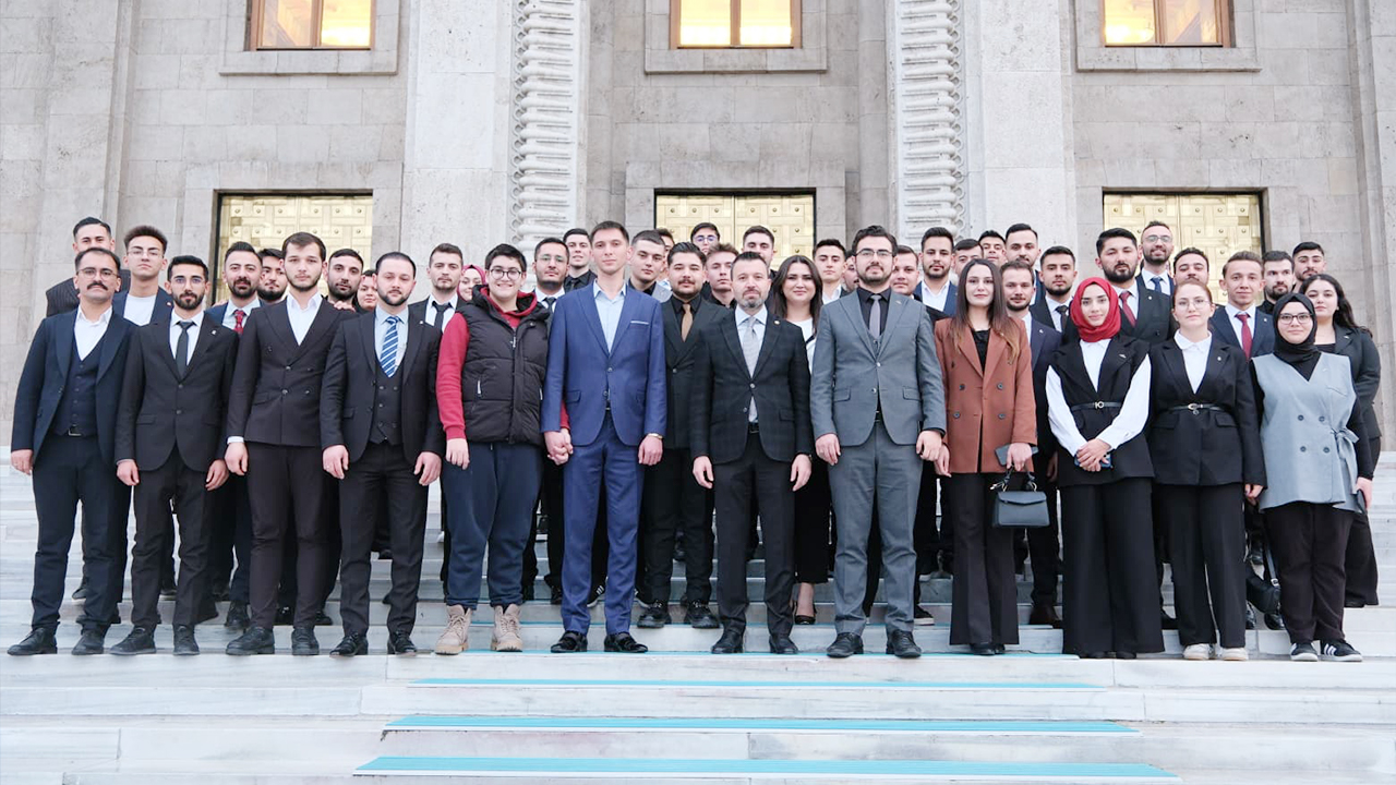 Gençliğin Enerjsi Var