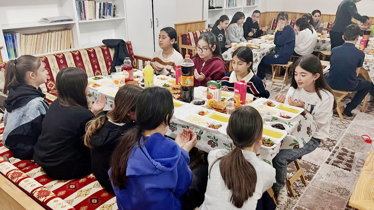 Miniklere Şefaatlide Iftar (2)