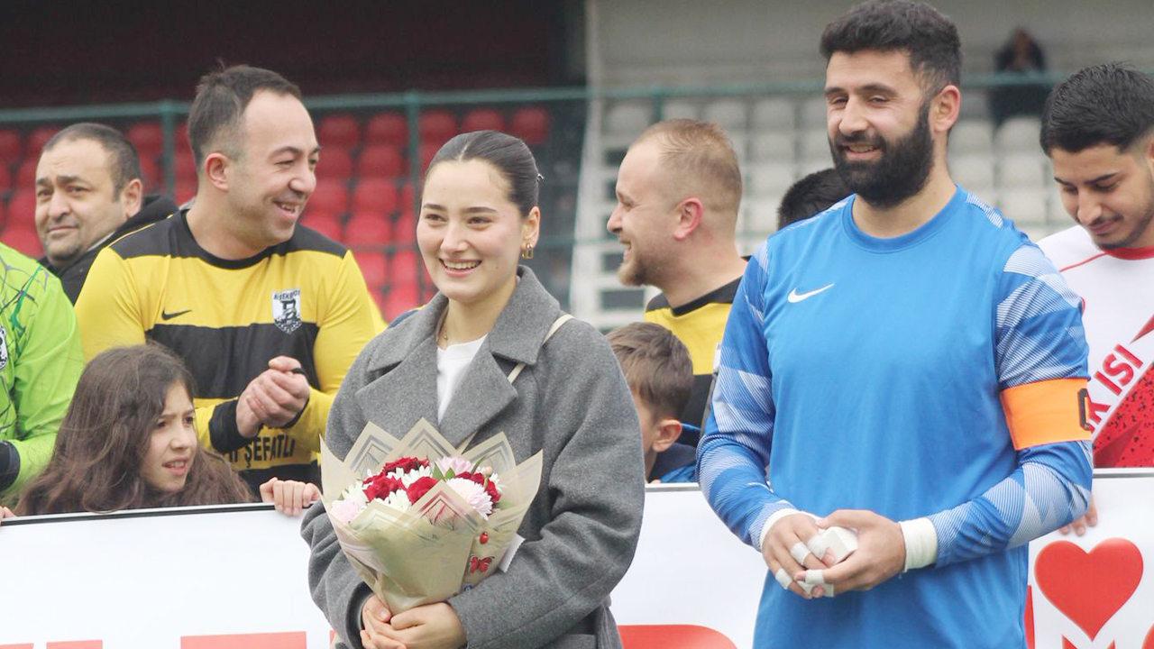 Yeşi̇l Sahada Evlenme Tekli̇fi̇ (3)