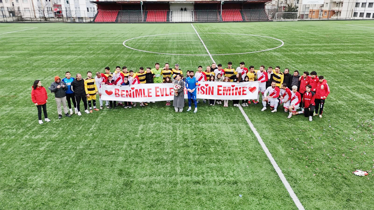 Yeşi̇l Sahada Evlenme Tekli̇fi̇ (4)