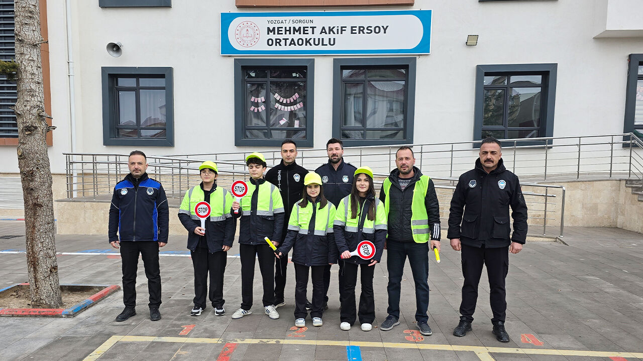 Öğrenciler Trafiğe Yön Verdi (4)