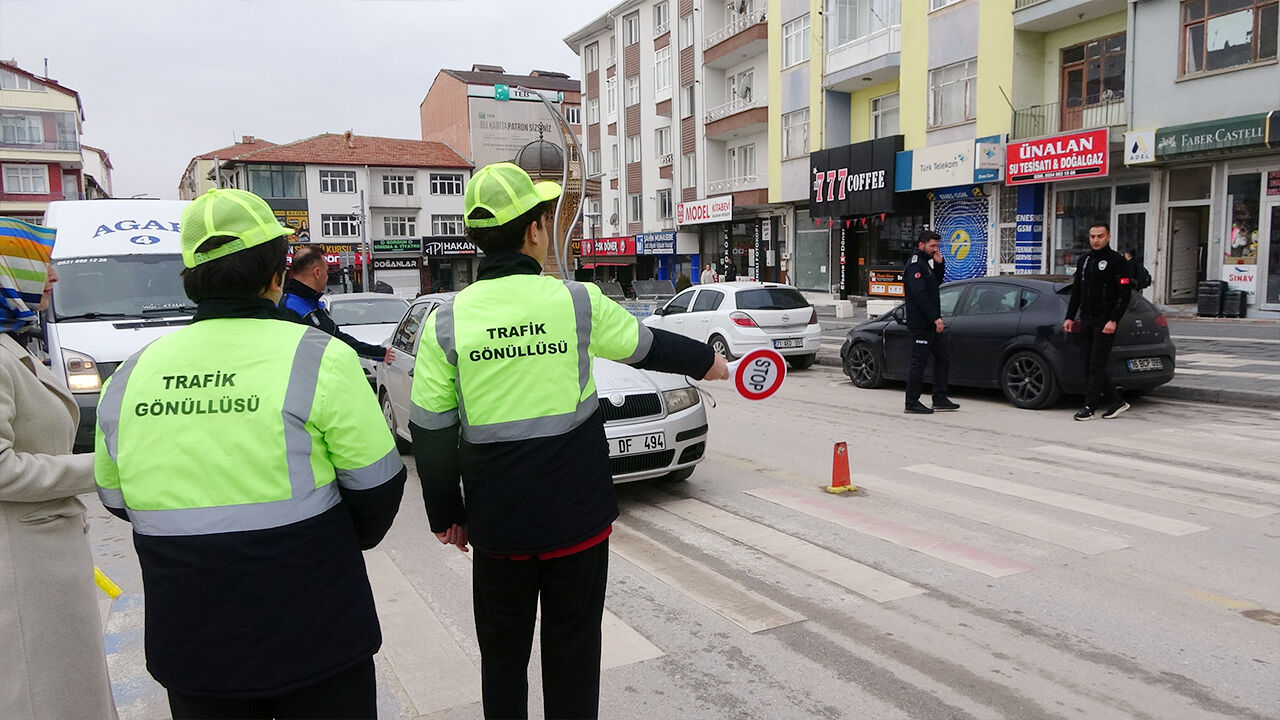 Öğrenciler Trafiğe Yön Verdi (5)