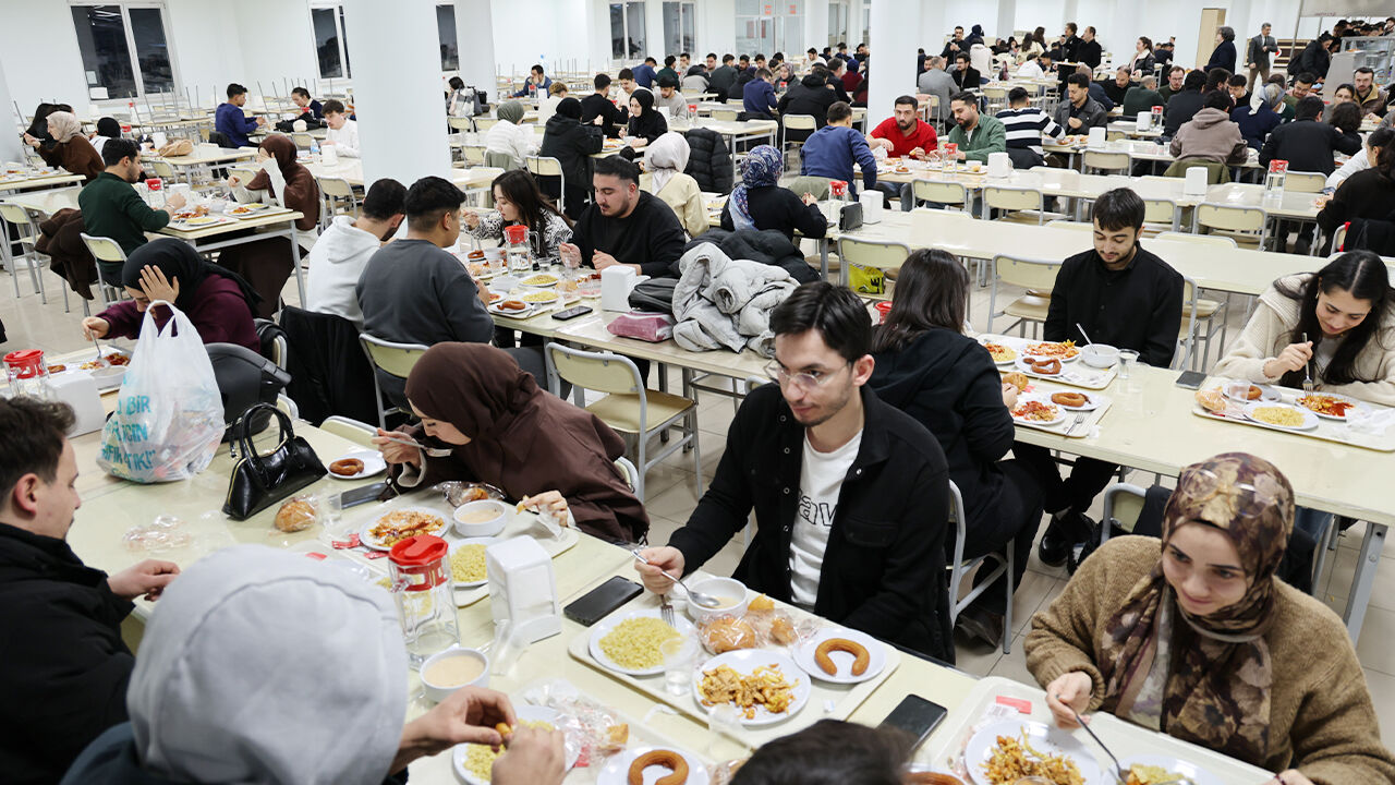 Öğrenci̇lerle Ayni Sofrada (1)